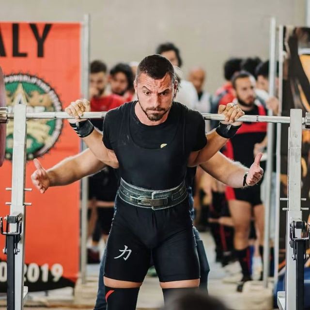 Atleta della Luceria Strength Academy sotto squat in una gara di powerlifting