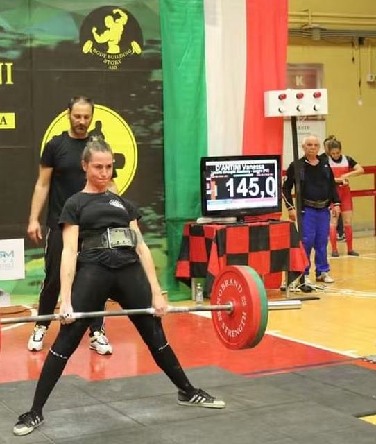 Atleta della Luceria Strength Academy chiude uno stacco da 145 kg in gara