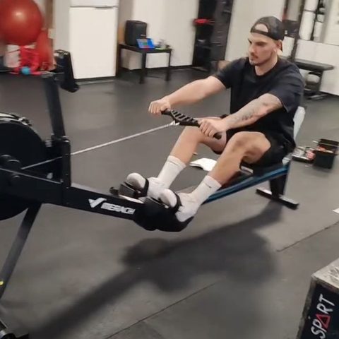 Atleta al rower in sala durante la prova sui 500 metri