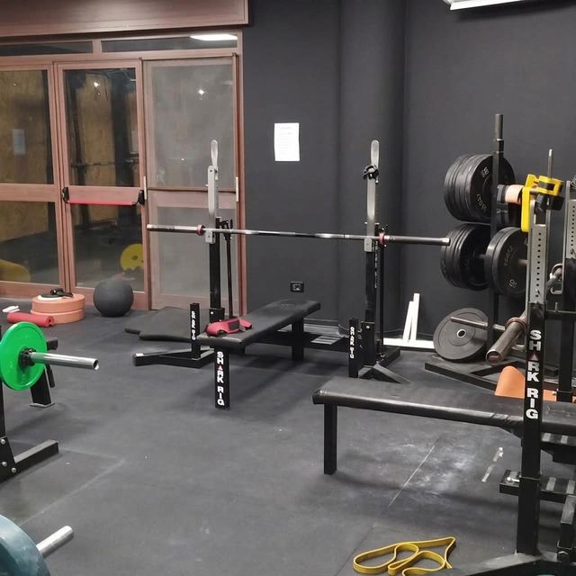 La zona panca della sala pesi della Luceria Strength Academy